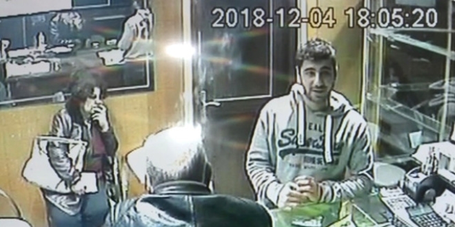 Askerim diyen h�rs�z 11 bin TL'lik alt�n �ald�