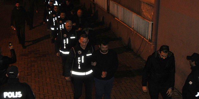 Aralarında memurlarında olduğu 13 şüpheli gözaltında