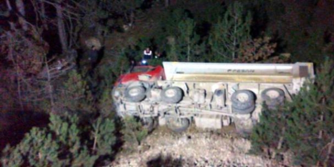 Kütahya'da kamyon şarampole devrildi: 1 ölü
