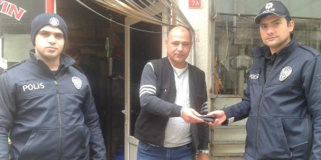 Bulduğu para dolu cüzdanı polise teslim etti