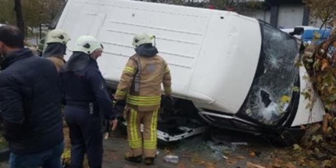 Esenyurt'ta servis minibüsü devrildi: 14 yaralı