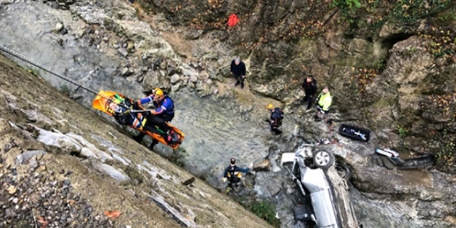 Zonguldak'ta otomobil dereye uçtu: 1 ölü, 1 yaralı