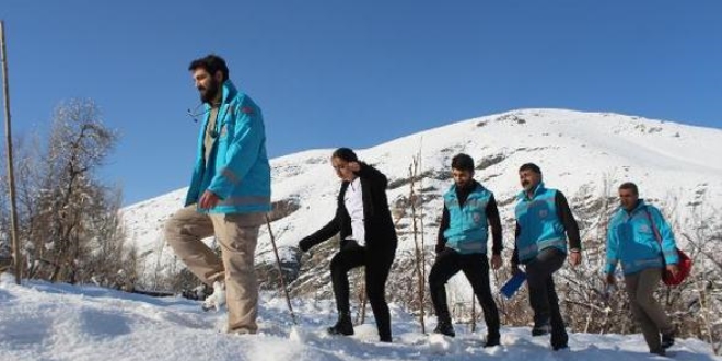 Karlı yollarda yürüyerek hastalara ulaşıyor