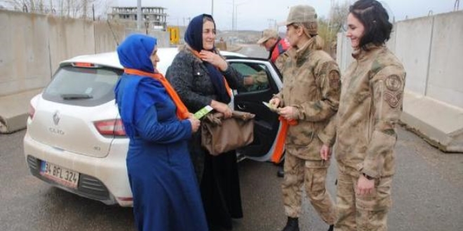 Kad�n astsubaylar, kad�nlara fular hediye etti