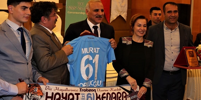 Vali Zorluo�lu'ndan Vanl�lara veda