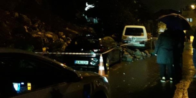 Ya�mur sebebi ile ��ken istinat duvar�n�n alt�nda kalan 2 ara� kullan�lmaz hale geldi