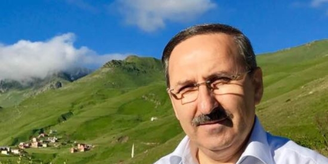 Belediye eski başkanı, önceden kovaladığı ayıdan özür dileyerek bal verdi