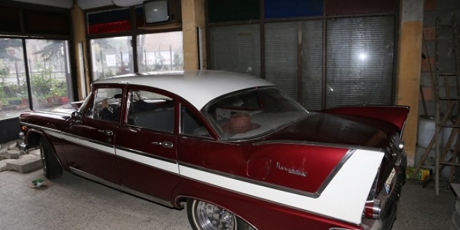 Eşinden kalan 1957 model otomobile gözü gibi bakıyor