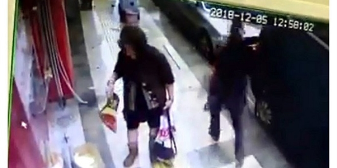 Kediye vurup battaniyesini çaldı