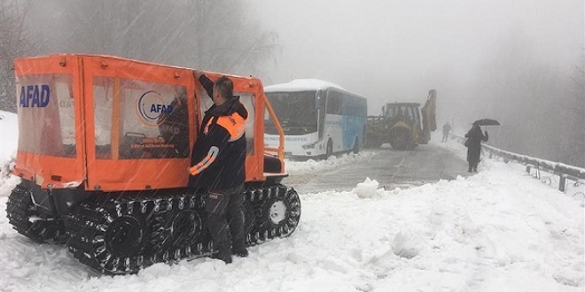 Karda mahsur kalan 2 otobsteki 75 yolcu kurtarld