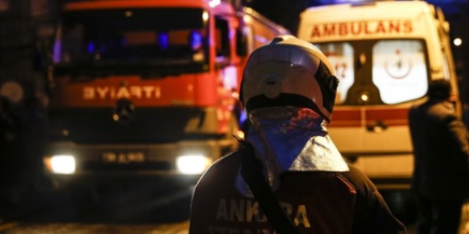 Buzdolabı patladı, yangın evi kül etti