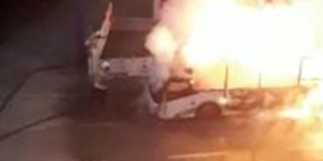 Dura�a yana�an halk otob�s� alev ald�