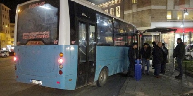 Freni boşalan halk otobüsü durağa daldı
