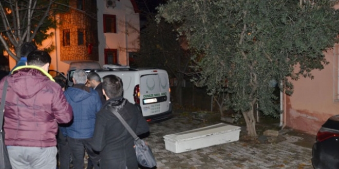 Öğretim görevlisi evinde ölü bulundu, öğrencileri olay mahalline akın etti