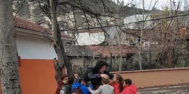 Öğretmen kaçtı, öğrenciler kovaladı