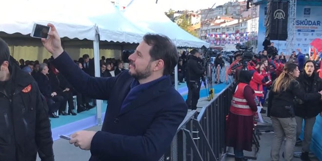 Bakan Albayrak vatandaşlarla özçekim yaptı