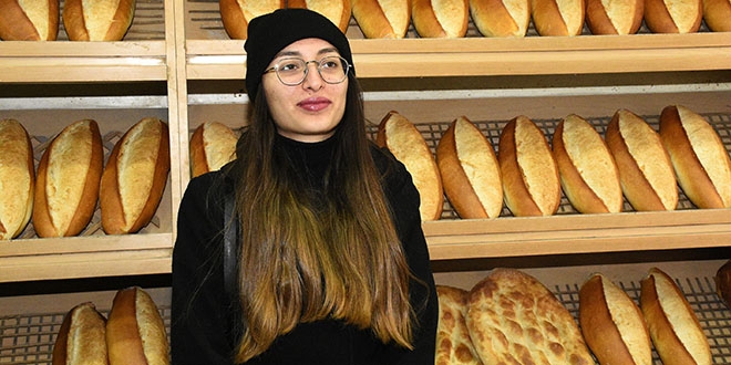 Öğrenci harçlığıyla askıya ekmek bırakıyor