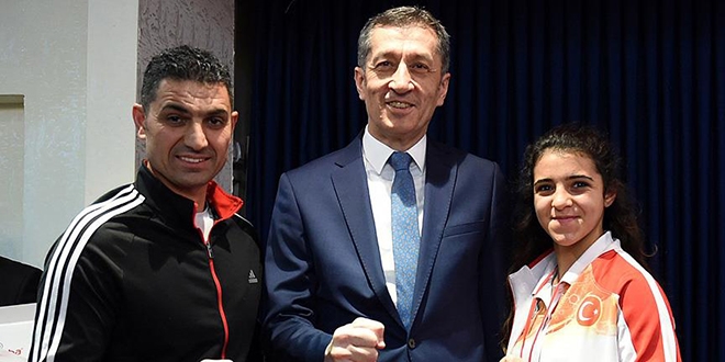 Bakan Selçuk 'çift kanatlı' öğrencilerle buluştu