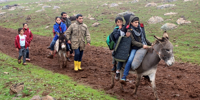 Eşek sırtında okula gitmeye çalışıyorlar