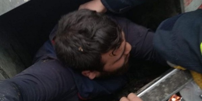 Çöp toplamak için girdiği konteynerde mahsur kaldı