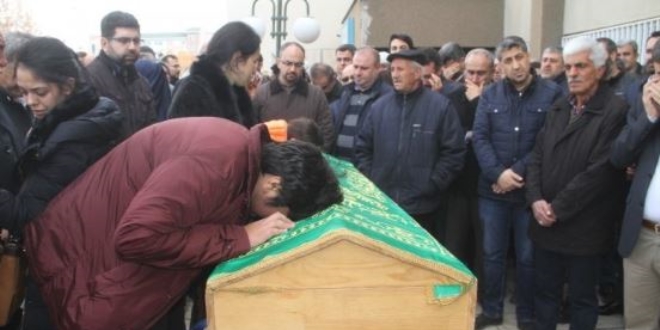 Bıçaklanarak öldürülen doktor için tören düzenlendi