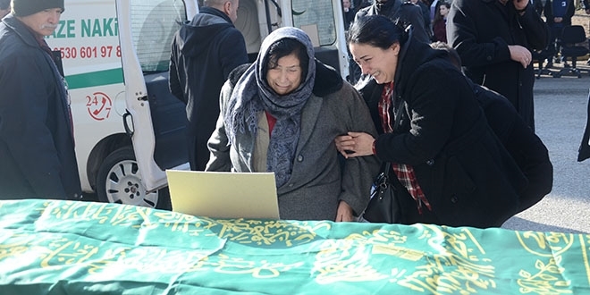 Beyin kanaması geçiren öğretim görevlisi toprağa verildi