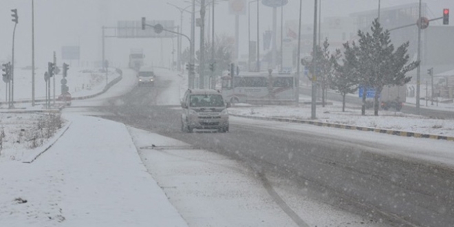 Kars'ta kar lapa lapa ya�d�, k�sa s�rede beyaza b�r�d�