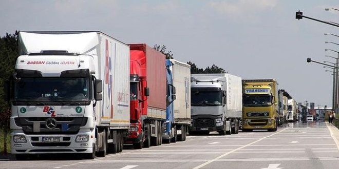 Avrupa'ya a��lan s�n�r kap�lar�nda t�r kuyru�u