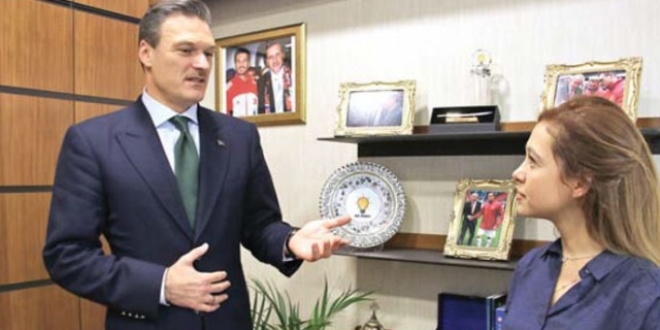 Eski futbolcu AK Partili vekil: Sahalarda daha  fazla Trk olmal