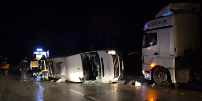 Minibüs ile tır çarpıştı: 4 kişi öldü, 16 kişi yaralandı
