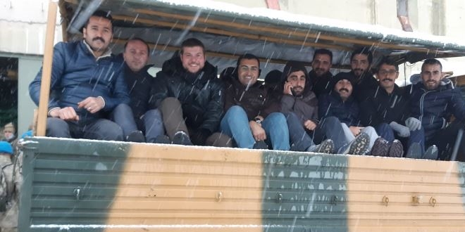 Kar kış demeden köye gidip vatandaşların sınavlarını gerçekleştirdiler