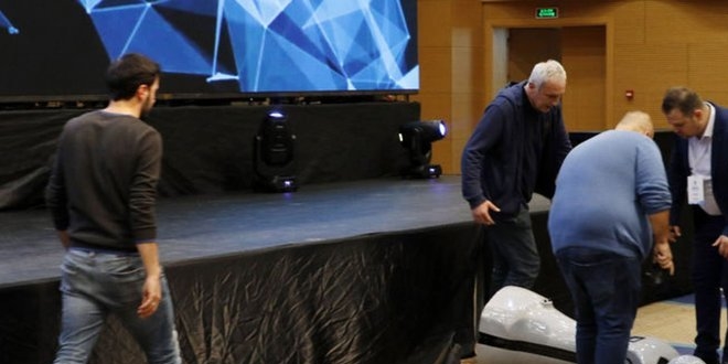 İnsansı robot 'Mini Ada'nın üreticisi: Müziğin ritmine kapılarak sahneden düştü
