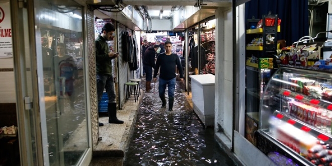 İzmir'de Kemeraltı Çarşısı'nı su bastı