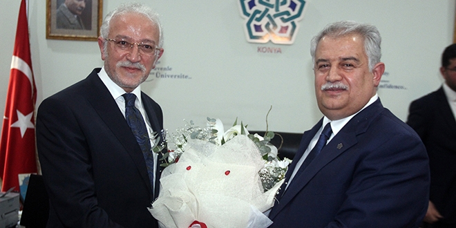 Yeni rektör görevine gözyaşlarıyla başladı