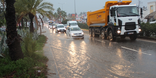 Bodrum'da cadde ve sokaklar göle döndü