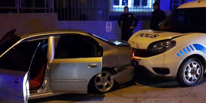 Kavgaya karışıp kaçarken polis otosuna çarptılar