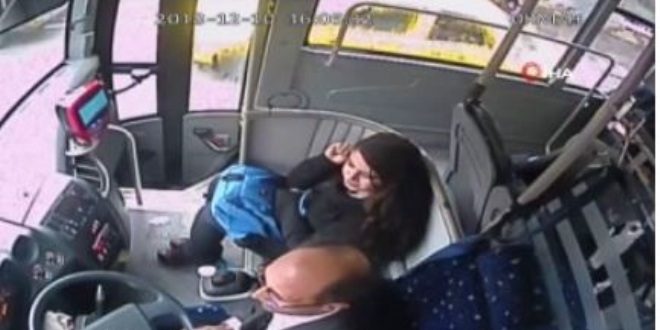 Otobüs şoförü rahatsızlanan yolcuyu hastaneye böyle yetiştirdi