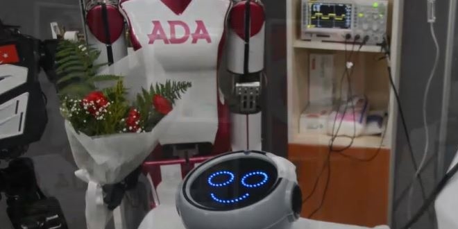 Sahneden derek paralanan robot 'Mini Ada' onarld