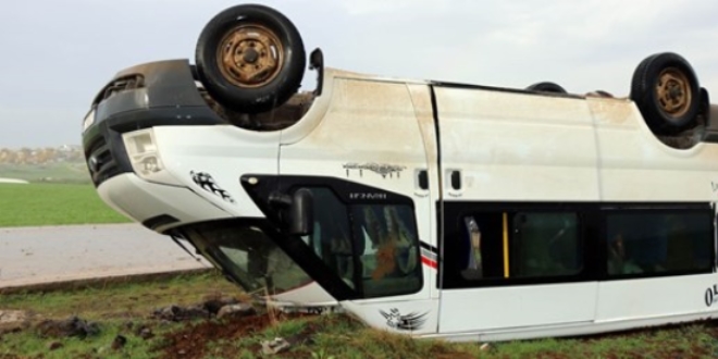 Şanlıurfa'da öğretmenleri taşıyan minibüs devrildi: 13 yaralı