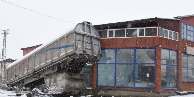 Kars'ta manevra yapan yük treninin vagonu raydan çıktı