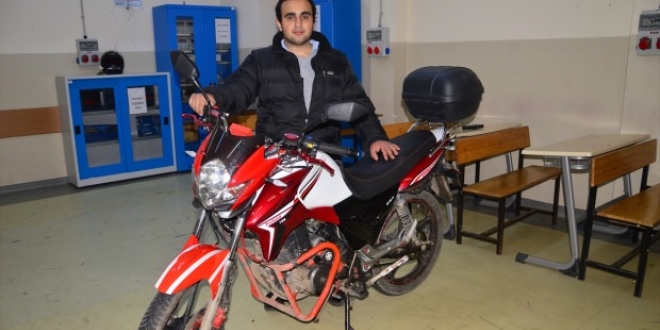 H�rs�zl��a kar�� parmak iziyle �al��an motosiklet