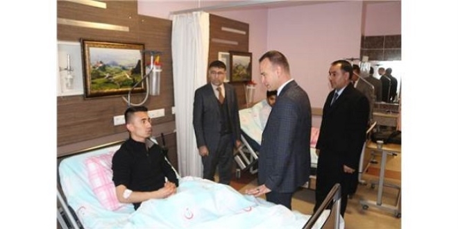 Ağrı Milli Eğitim Müdürü, kaza geçiren öğretmenleri ziyaret etti