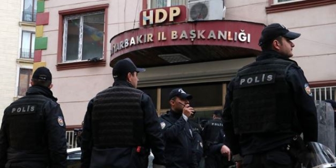Diyarbakr'da HDP il binasna operasyon: 35 gzalt