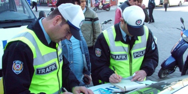 Kusurlu s�r�c�lere 1 g�nde 92 bin 134 TL para cezas� kesildi