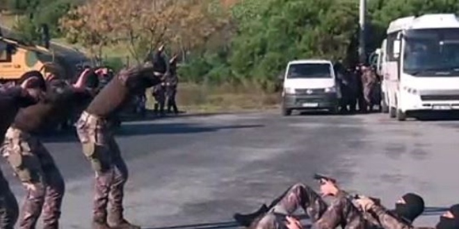 300 Polis Özel Harekat (PÖH) timinin tatbikatı nefes kesti