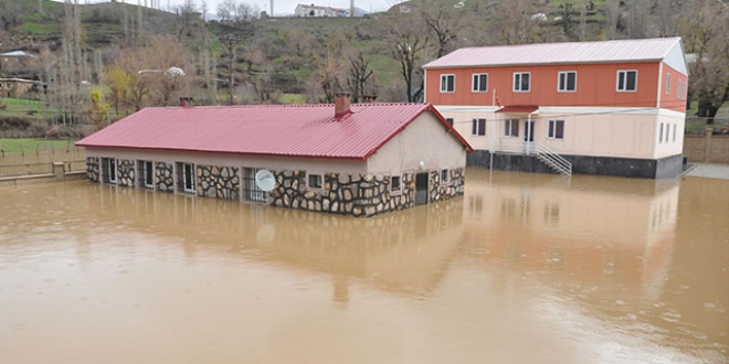 Bitlis'te sel felaketi! Okullar, evler sular altında kaldı