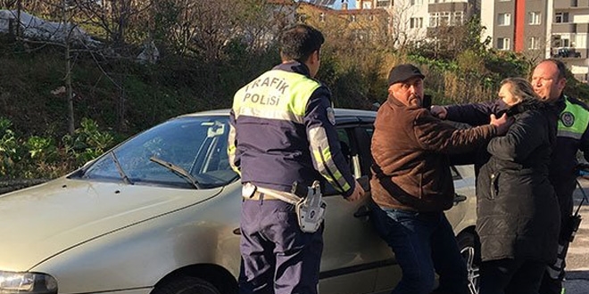 Alkoll� s�r�c�, kazay� e�inin �zerine atmaya �al��t�