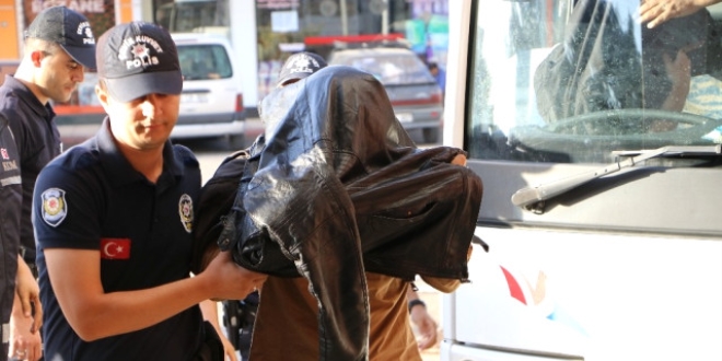 Kahramanmara�'ta FET�'den 4 ��pheli tutukland�