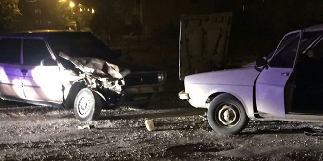 Adana'da iki otomobil arpt: 1'i polis, 2 yaral