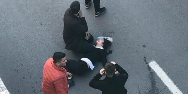 Ortaokul ��rencisi k�pr�l� kav�aktan a�a�� d��t�